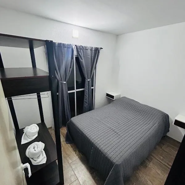 Departamento ESTRADA ideal para pasajeros en tránsito, viajes laborales o estadías cortas Ubicado en Ezeiza, a solo 20 minutos del Aeropuerto Internacional Ministro Pistarini, ofrece comodidad y practicidad para hasta 4 personas, hotel di Tristán Suárez