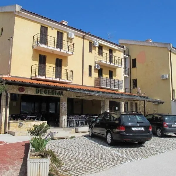 Apartments and Rooms Degenija, hotel in Starigrad