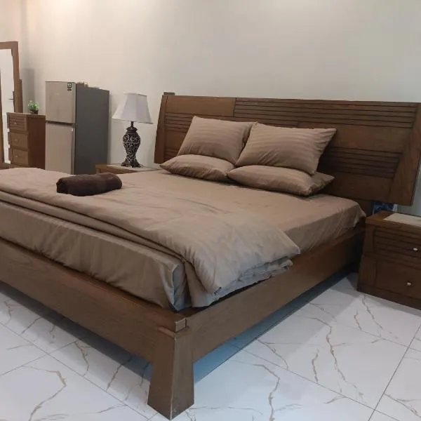 Grande Apartment with balcony by MMM Edge, khách sạn ở Rawalpindi