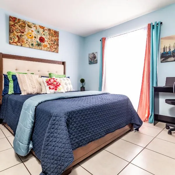 Rosarito pool & garden bar oXxo Farmacy, hotel en Tijuana