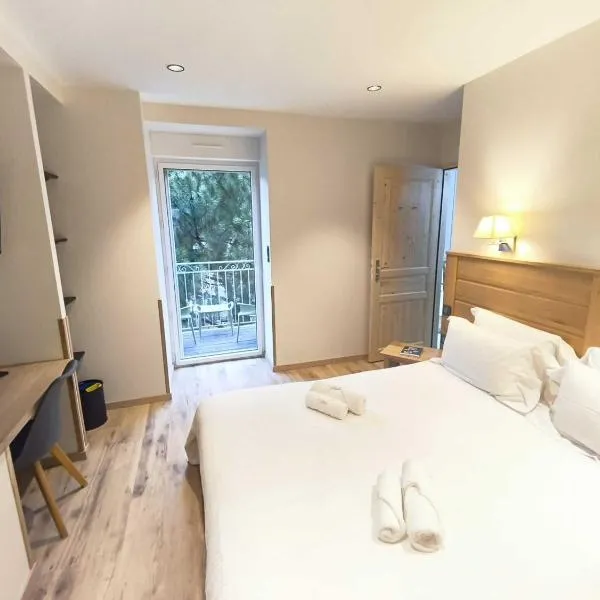 Logis Hôtel Restaurant Les 2 Rives - A75, en bordure de rivière – hotel w mieście Banassac