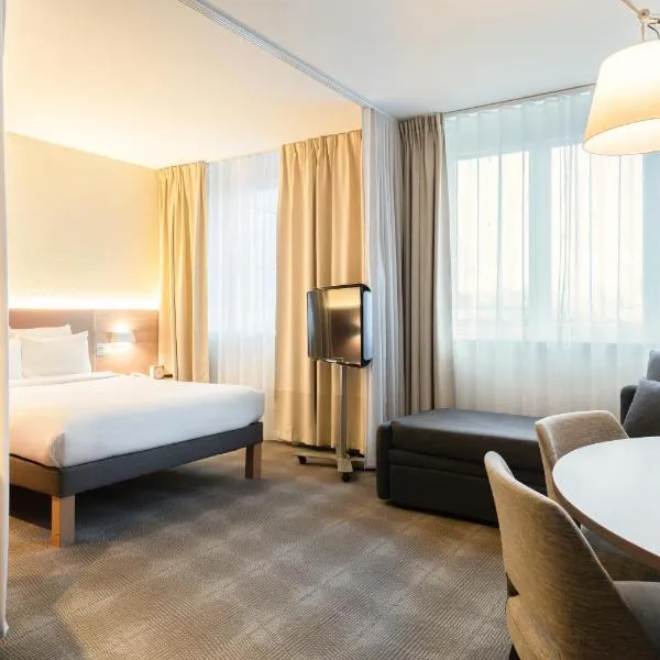 Novotel Suites Genève Aéroport: Cenevre'de bir otel