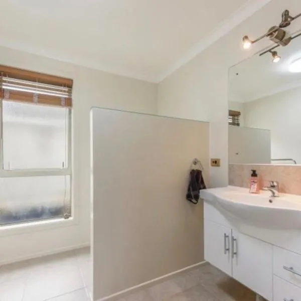 Picton- Deluxe Queen Room with Private Bathroom & separate access – hotel w mieście Waikawa