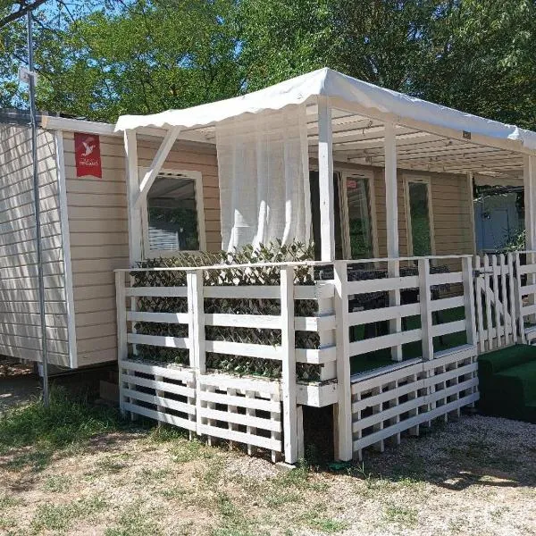 mobil home camping familial bord ardèche: Saint-Paulet-de-Caisson şehrinde bir otel