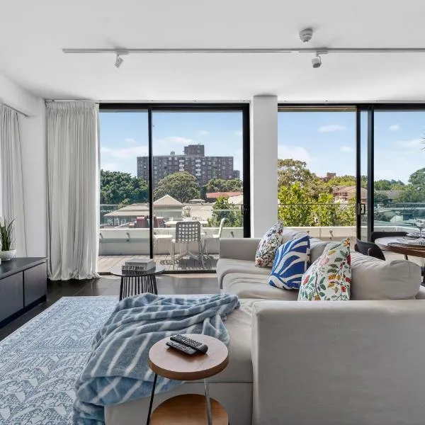 Luxury Apartment with Big East Facing Balcony Short Walk to Central Station, hotel v destinácii Sydney