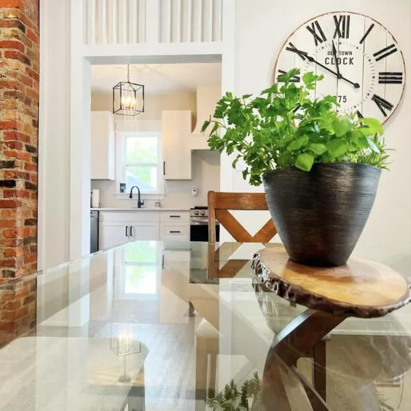 Trendy Home Spacious Backyard Historic Walkerville, hotel i Windsor