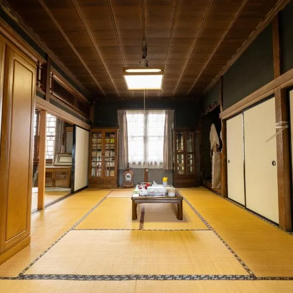 Yubari Historic Kominka Experience with Engawa and Irori 12 Guests, hotel u gradu Yubari