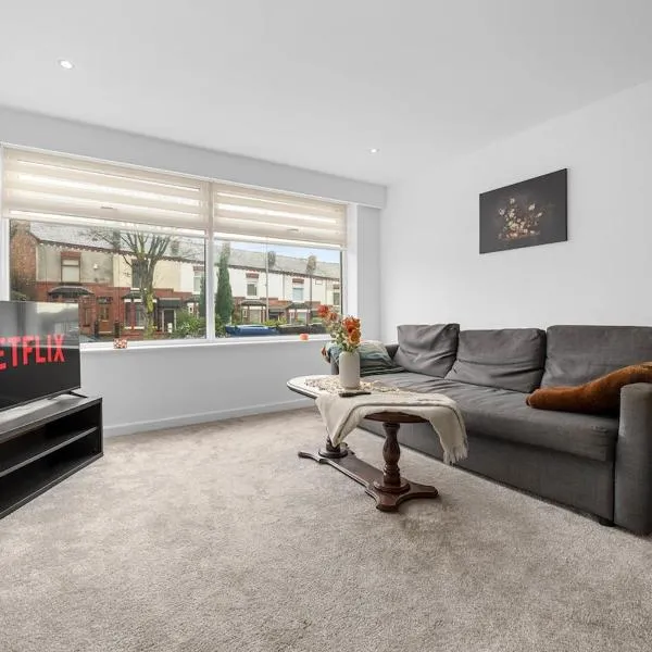 Modern 2BR Near Manchester Sleeps 6 ,Parking , Free WiFi in Middleton Ideal for Work Stays and Relaxation, khách sạn ở Middleton