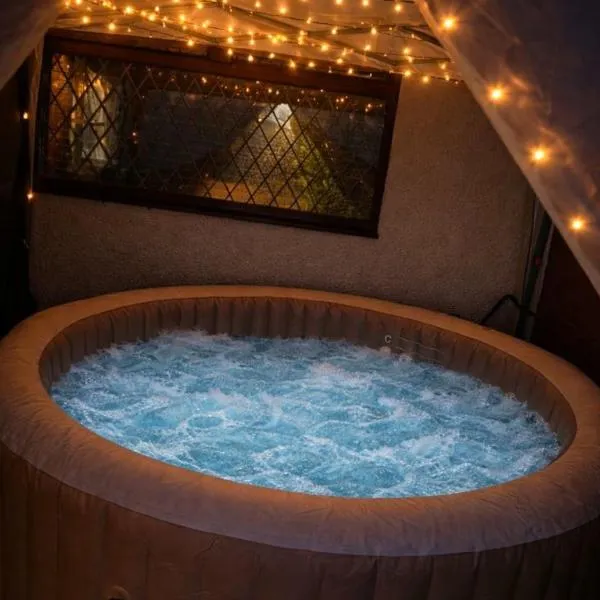 Alton Towers & Foxtail Barns & Oak Barns & Peak District, hotel in Wetleyrocks