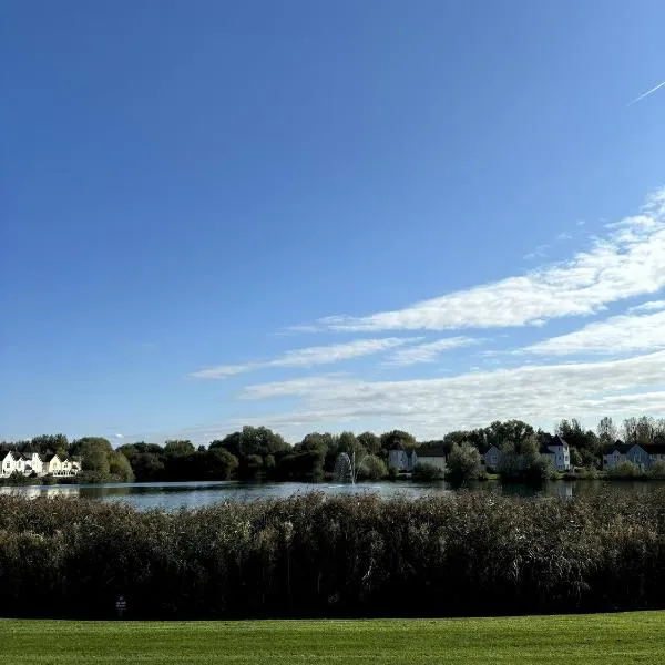 Lakeside Lodge w Paddleboard Near Cirencester, Hotel in South Cerney