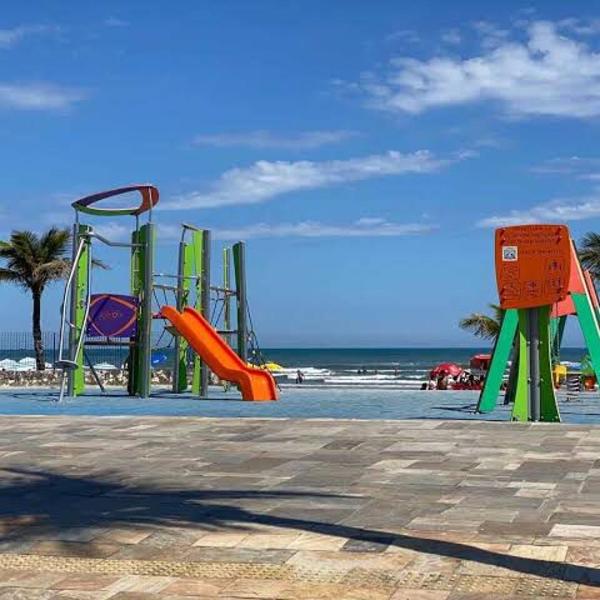 Fantástica Casa a Beira Mar com Piscina Aquecida Cobrado a Parte, Toboágua, Cascata, Hidromassagem, Salão de Jogos com Bilhar e Pebolim, Área Gourmet Coberta com Quiosque e Churrasqueira, 6 Quartos Sendo 4 Suites, 7 Banheiros, Garagem para 6 Carros, Wi-Fi - Foto 4