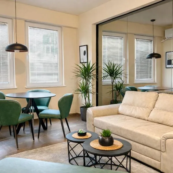 2-Bedroom Luxe with FREE parking by He-Ra Apartments Skopje, хотел в Скопие