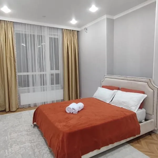 3х комнатная квартира в районе вокзала Нурлы жол, hotel in Astana