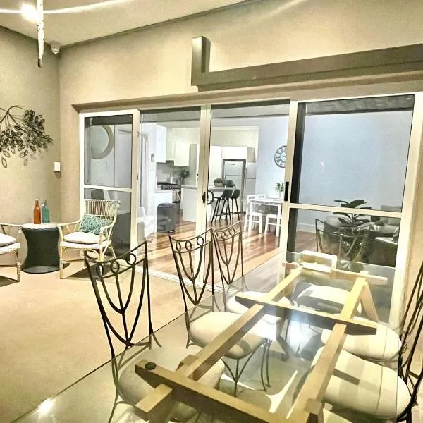 Double room near airport & popular beach, hotel a Sydney