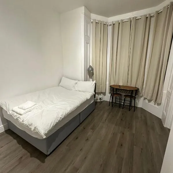 Spacious Flat White City, хотел в Лондон