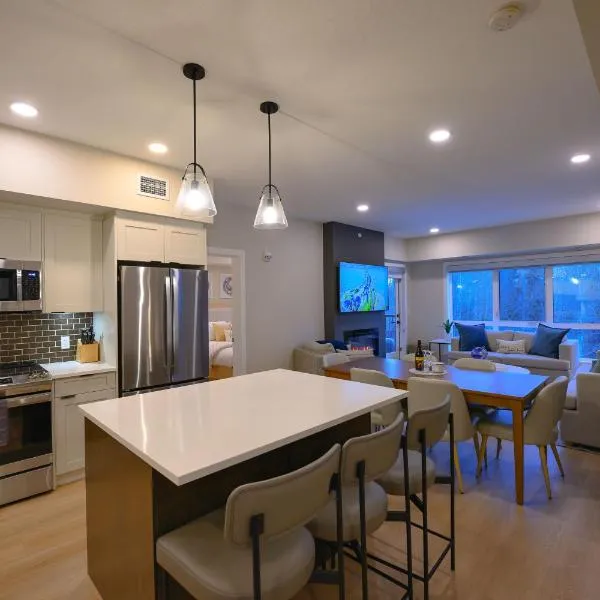 2 bedrooms-3 beds 2 baths-Rocky Creekside Retreat - Top Floor - Heated Pool and Hot Tub, hotelli kohteessa Dead Man's Flats