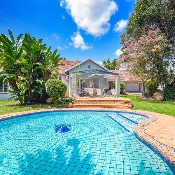 4BR Sandton Executive Home Office Pool Backup Power Sleeps 8-9 Fast WIFI, hotel i Johannesburg