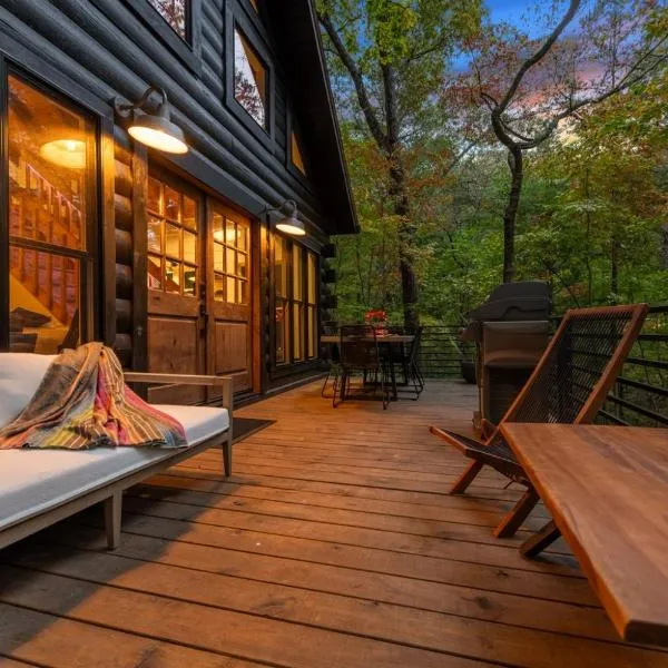 Modern Log Cabin - Hot Tub, Fire Pit, Spa-like bathroom in secluded nature haven, viešbutis mieste Blu Ridžas