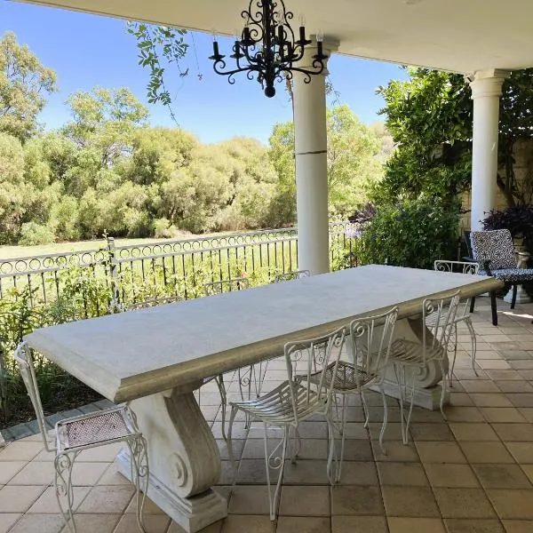 River Suite Studio with Lovely Garden - Walk to River, hotel in Perth