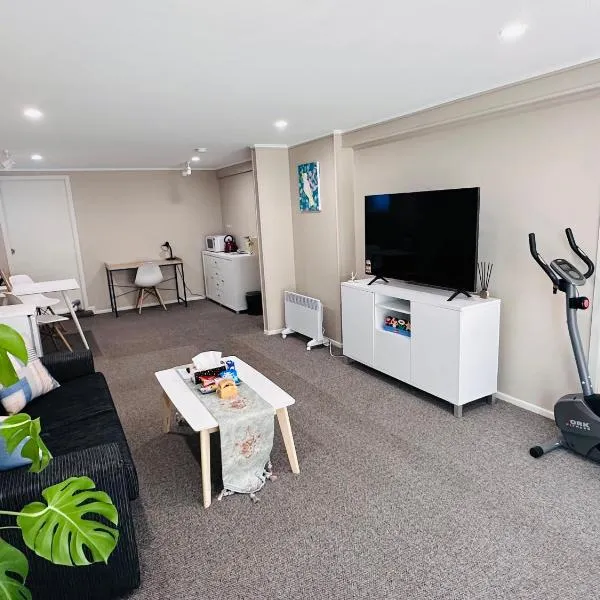 Large 1BR Suite and Private Lounge, Hotel in Tauranga