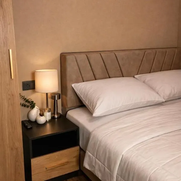 Republic Square In Hotel California: Erivan'da bir otel