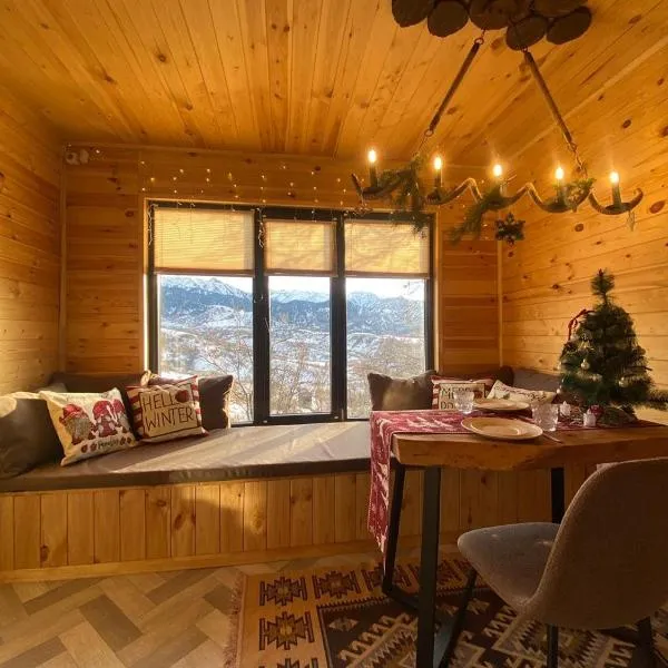 Kainar Glamp Домик в горах с террасой и прекрасным видом на горы, hotell i Besqaynar