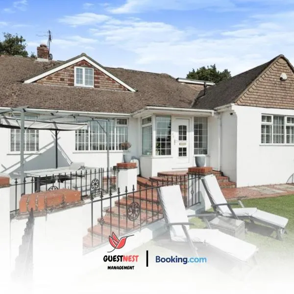 Carden Villa 4 BDR House By Guest Nest Management Short Lets & Serviced Accommodation Brighton With Hot Tub, Pet Friendly، فندق في برايتون أند هوف