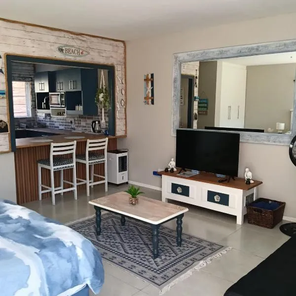 6 Bayview Seaside Apartment, hotel in East London