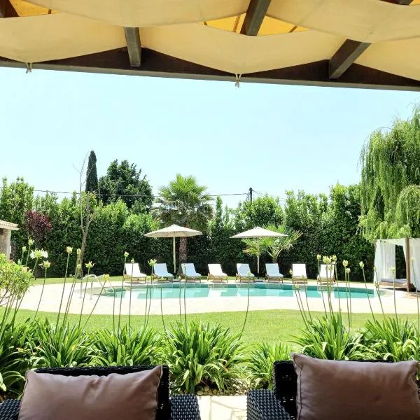 Villa Black White Dassia, готель у місті Дасія