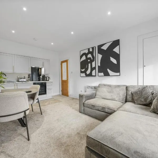 1 Bedroom Apartment with Free Parking - 5-Min Walk to Beach & Ayr Town Centre, Hotel in Ayr