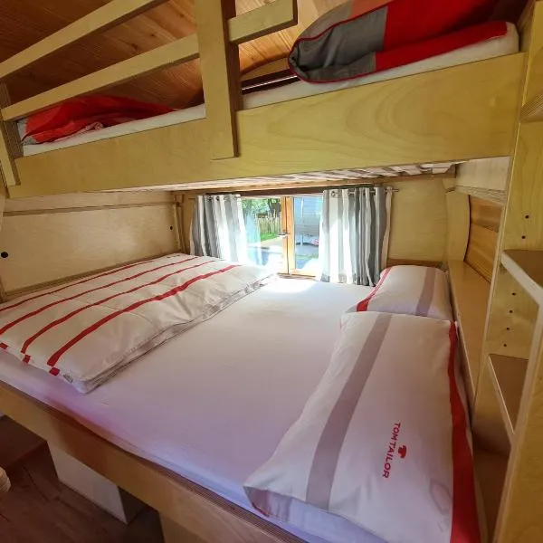 Schlaffässer am Haus der Schmetterlinge, hotel in Uslar