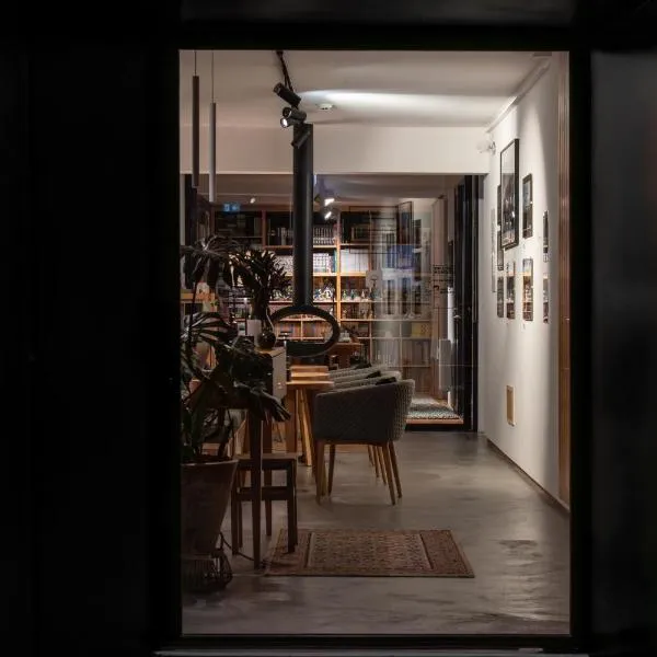 O VIOLAS - Art Coffee & Guesthouse, отель в городе Прая-ди-Мира