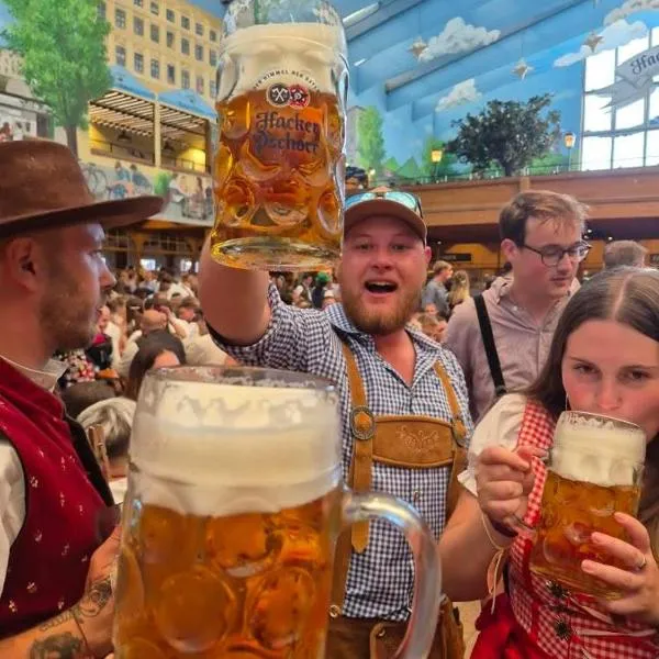 Beer Base-Camp 'BASIC PACKAGE' Oktoberfest Camping, with free welcome beer and traditional lederhosen-dirndl shop: Münih'te bir otel