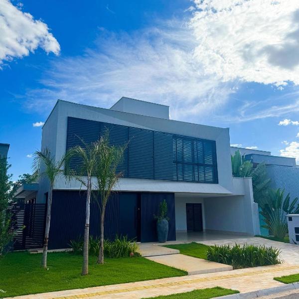 Linda Casa em Condomínio de Luxo