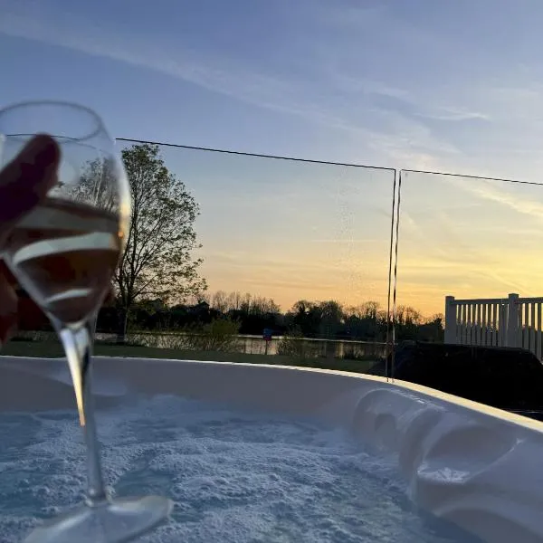 Lakefront Lodge w Hot Tub Outdoor Dining, hotel a South Cerney