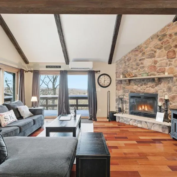 Cozy Camelback, Pocono Retreat w/ Mountain Views!, khách sạn ở Tannersville