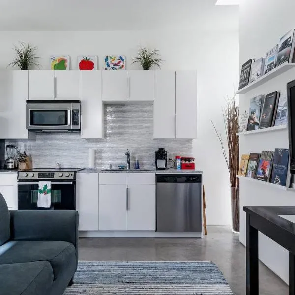 Modern, Dog Friendly Apartment with a Private Patio, hotel i Dallas
