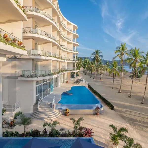 Clarita's Beach Bar & Resort, hotell i Jacó