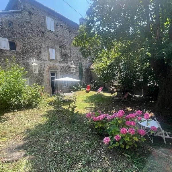 Authentique maison de famille Ariègeoise, hotel i Saurat
