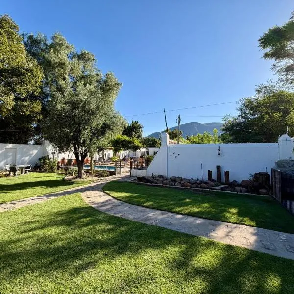 Far Far Away Guesthouse - 4-star Luxury Karoo Escape with Garden, Pool & Personal Touch, hotel in Graaff-Reinet