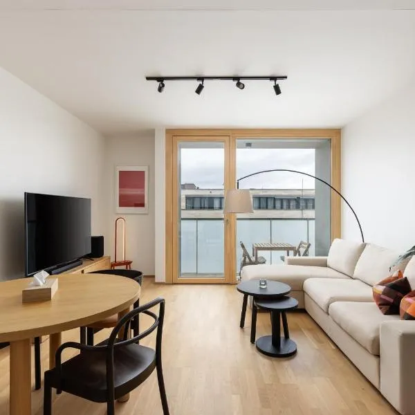 Elegant Prague Flat with Balcony, Workspace, Garage, Hotel in Prag