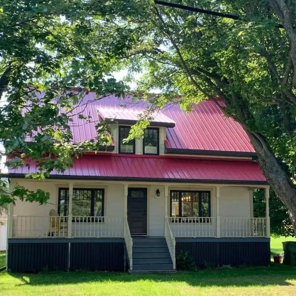 Chalet l'Intemporel - St Lawrence View, hotel en Notre-Dame-du-Portage