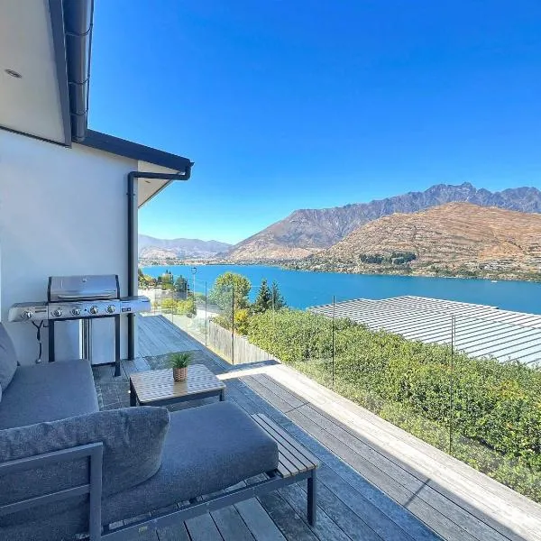 Epic Views and Deck | Spacious Queenstown Home, hotell i Queenstown