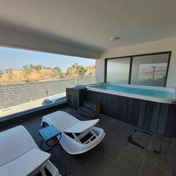 סי כנרת- דירות עם בריכה פרטית מבית בלו מגדל, hotel em Migdal