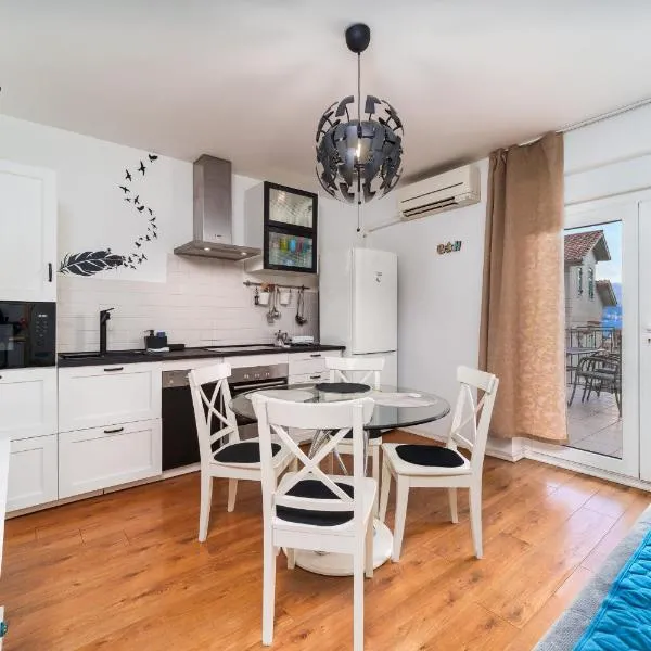 Modern Stylish Apartment near Beach, hotel v Lovrane