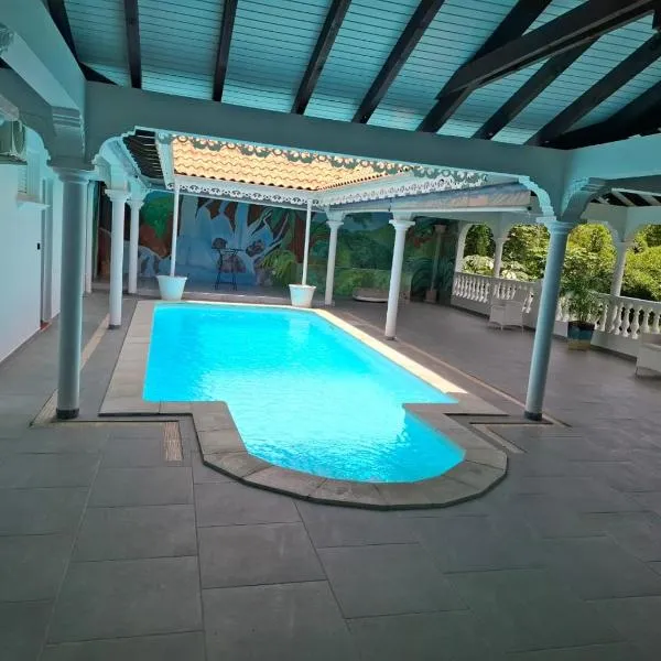 Le Chalet d'Ajoupa, hotel i LʼAjoupa-Bouillon