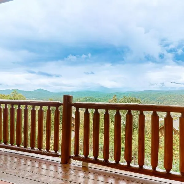 Amazing Mtn Views Cabin Sleeps 4 Hot Tub Deck, hotel u gradu Pidžin Fordž