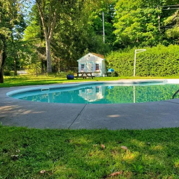 Falcon Retreats, hotel in Sharbot Lake