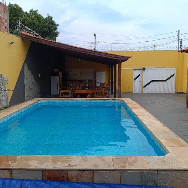 casa de temporada em Caldas Novas Go, com piscina de aquecimento solar e elétrico com , 4 quartos sendo 3 com ar condicionado e 3 banheiros , garagem para 5 carros