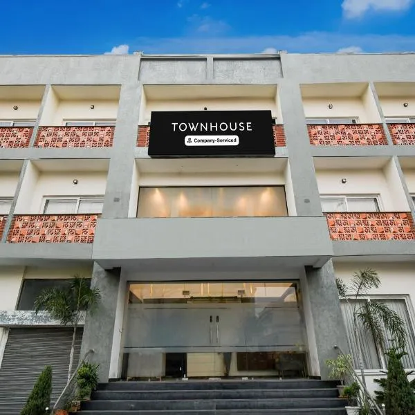 Viesnīca Super Townhouse Vibhuti Khand Gomti Nagar Formerly Pratham Inn pilsētā Gomti Nagar